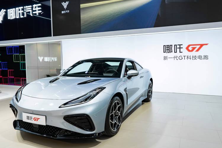 东莞56哪吒汽车在智能汽车领域的表现，领途汽车在新能源汽车市场中的影响力